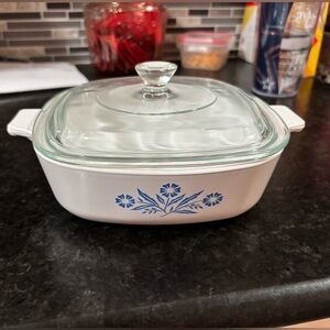 Corning Ware 1qt casserole dish w/lid. Great condition.